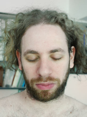 Frontal con ojos cerrados